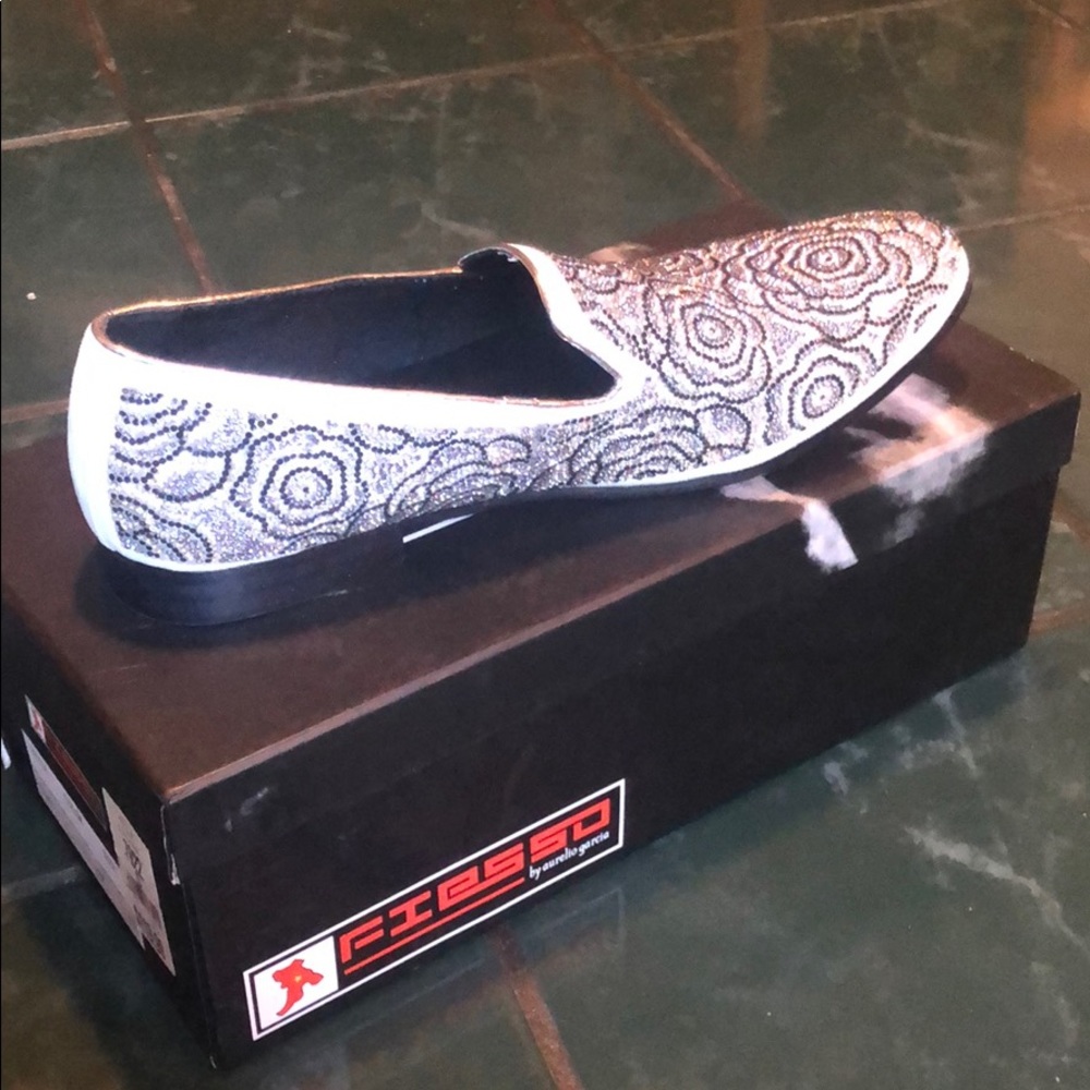Shimmering Shoes - Picture 3 of 6